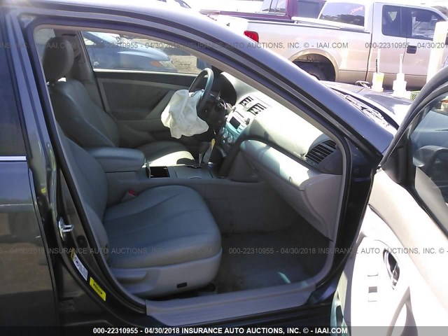 4T1BF3EK8BU225566 - 2011 TOYOTA CAMRY SE/LE/XLE GRAY photo 5