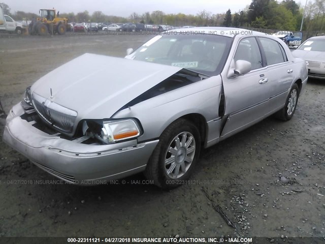 1LNHM82V87Y622125 - 2007 LINCOLN TOWN CAR SIGNATURE LIMITED SILVER photo 2