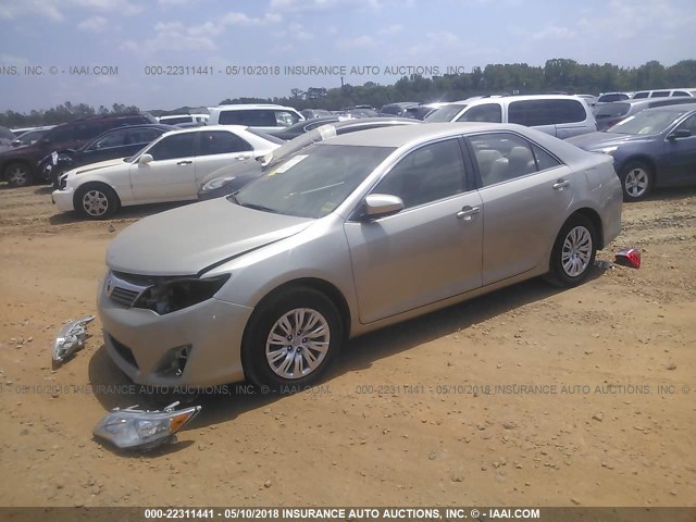 4T1BF1FK1EU825370 - 2014 TOYOTA CAMRY L/SE/LE/XLE Gümüş foto 2