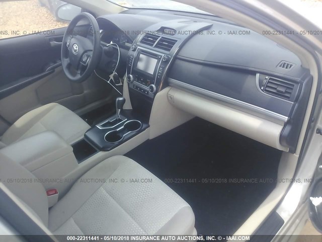 4T1BF1FK1EU825370 - 2014 TOYOTA CAMRY L/SE/LE/XLE Gümüş foto 5