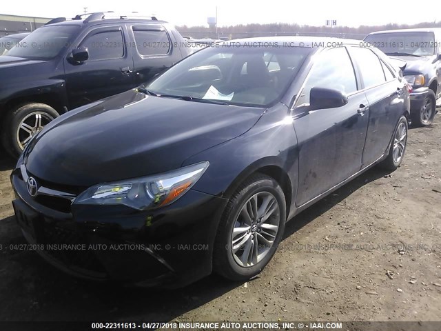 4T1BF1FK4HU767856 - 2017 TOYOTA CAMRY LE/XLE/SE/XSE BLACK photo 2