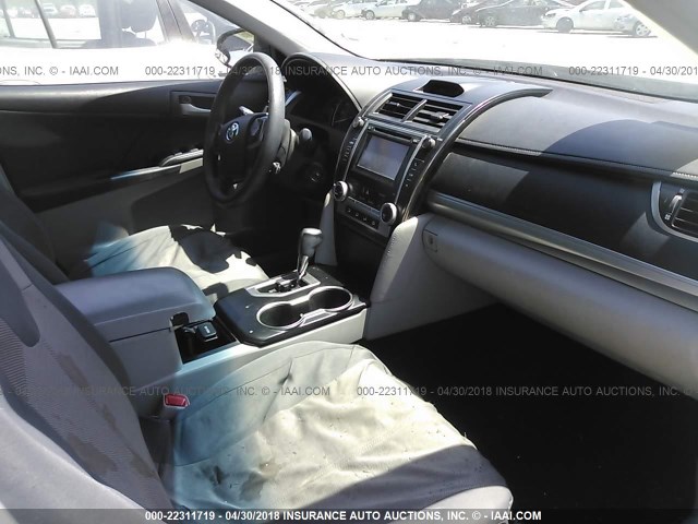 4T4BF1FK7CR257452 - 2012 TOYOTA CAMRY SE/LE/XLE WHITE photo 5