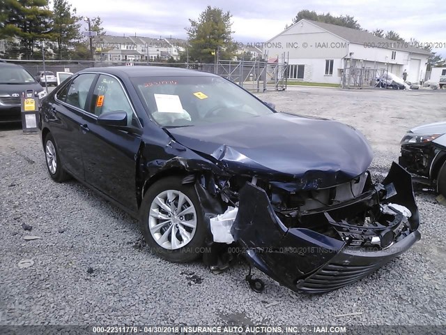 4T1BF1FK5HU710162 - 2017 TOYOTA CAMRY LE/XLE/SE/XSE BLUE photo 1