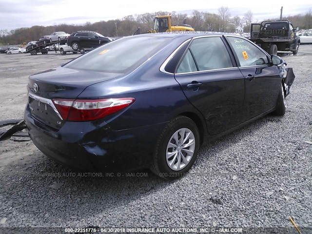 4T1BF1FK5HU710162 - 2017 TOYOTA CAMRY LE/XLE/SE/XSE BLUE photo 4