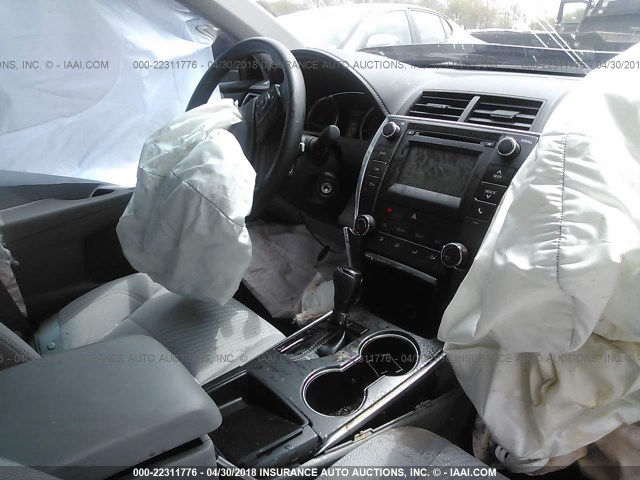 4T1BF1FK5HU710162 - 2017 TOYOTA CAMRY LE/XLE/SE/XSE BLUE photo 5