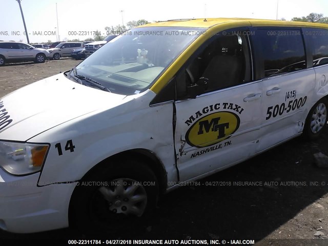 2A8HR44E09R618758 - 2009 CHRYSLER TOWN & COUNTRY LX WHITE photo 6