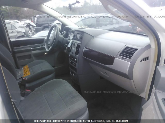 2A4RR5D14AR289463 - 2010 CHRYSLER TOWN & COUNTRY TOURING WHITE photo 5