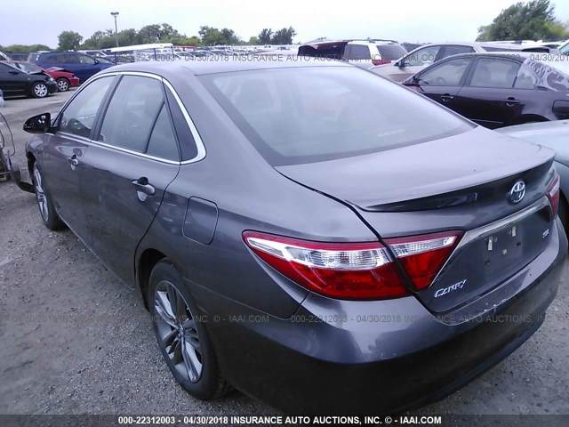 4T1BF1FK3GU554122 - 2016 TOYOTA CAMRY LE/XLE/SE/XSE GRAY photo 3