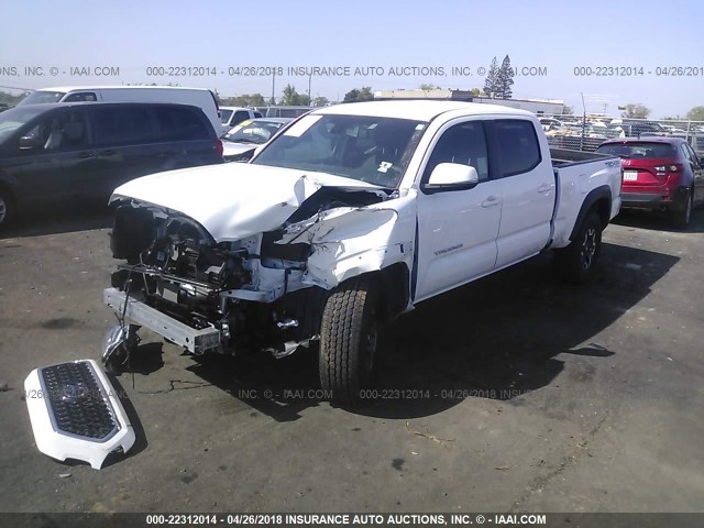 3TMDZ5BN8JM038992 - 2018 TOYOTA TACOMA DBL CAB/SR5/TRD SPORT/OR WHITE photo 2
