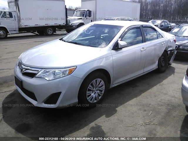 4T1BF1FK2CU035282 - 2012 TOYOTA CAMRY SE/LE/XLE SILVER photo 2