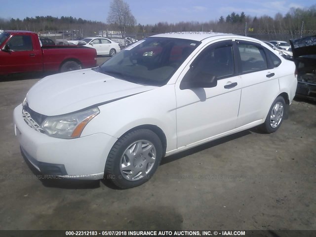 1FAHP34N18W148100 - 2008 FORD FOCUS S/SE WHITE photo 2