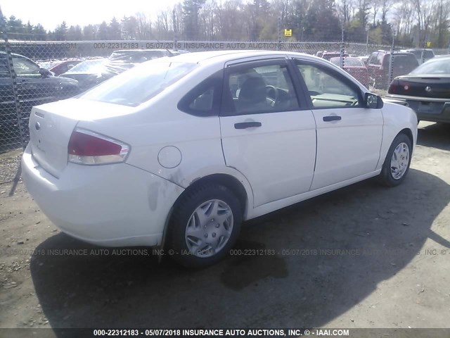 1FAHP34N18W148100 - 2008 FORD FOCUS S/SE WHITE photo 4