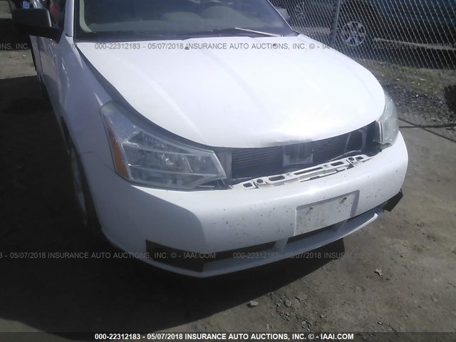 1FAHP34N18W148100 - 2008 FORD FOCUS S/SE WHITE photo 6