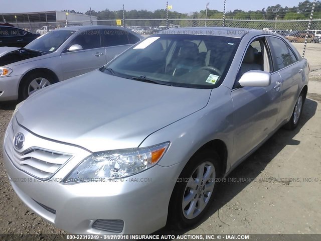 4T1BF3EK4BU656700 - 2011 TOYOTA CAMRY SE/LE/XLE SILVER photo 2