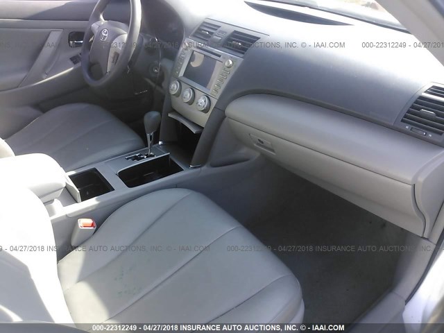 4T1BF3EK4BU656700 - 2011 TOYOTA CAMRY SE/LE/XLE SILVER photo 5