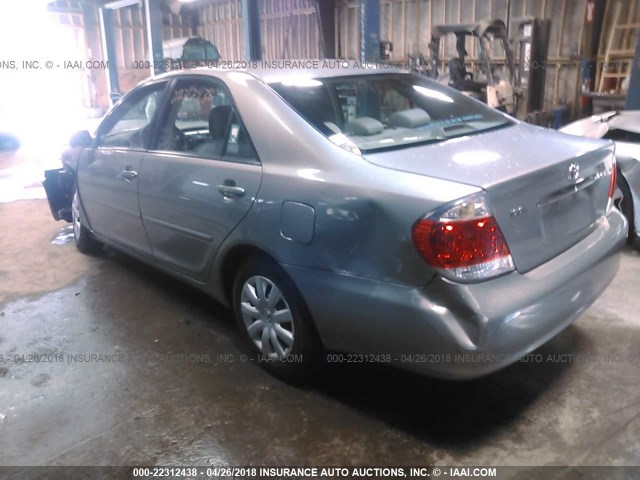 4T1BE32K45U539744 - 2005 TOYOTA CAMRY LE/XLE/SE ნაცრისფერი ფოტო 3