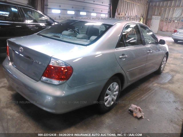 4T1BE32K45U539744 - 2005 TOYOTA CAMRY LE/XLE/SE ნაცრისფერი ფოტო 4