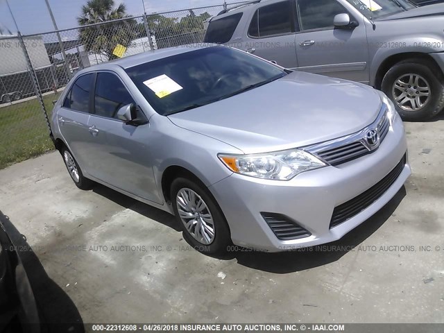 4T4BF1FK3ER354926 - 2014 TOYOTA CAMRY L/SE/LE/XLE 银色 照片 1