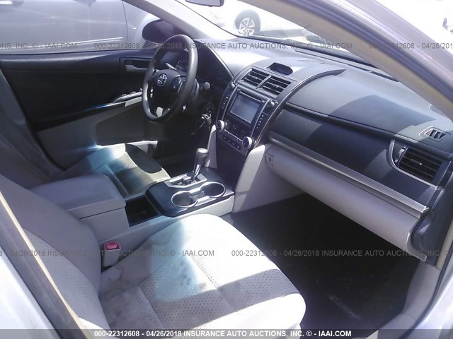 4T4BF1FK3ER354926 - 2014 TOYOTA CAMRY L/SE/LE/XLE 银色 照片 5