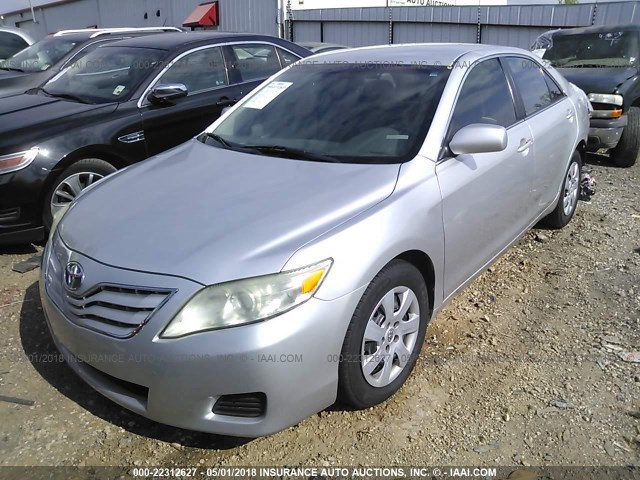 4T1BF3EK4BU623065 - 2011 TOYOTA CAMRY SE/LE/XLE SILVER photo 2