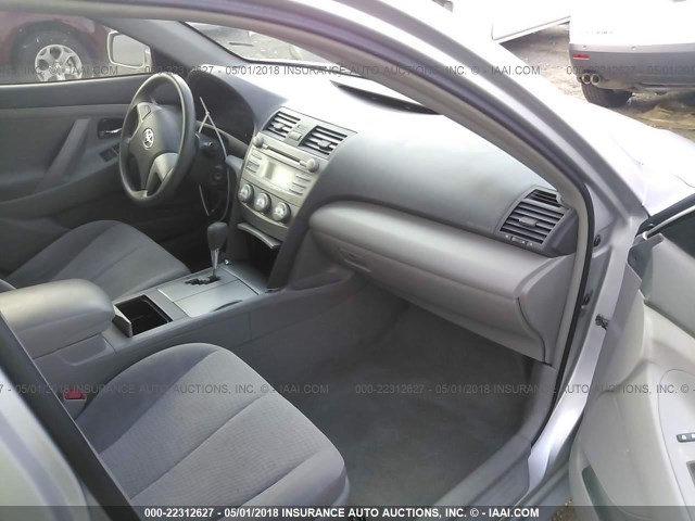 4T1BF3EK4BU623065 - 2011 TOYOTA CAMRY SE/LE/XLE SILVER photo 5