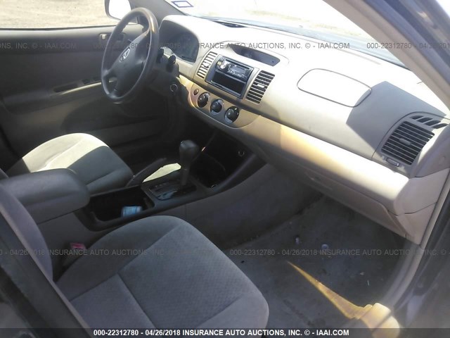 4T1BE32K52U020004 - 2002 TOYOTA CAMRY LE/XLE/SE შავი ფოტო 5