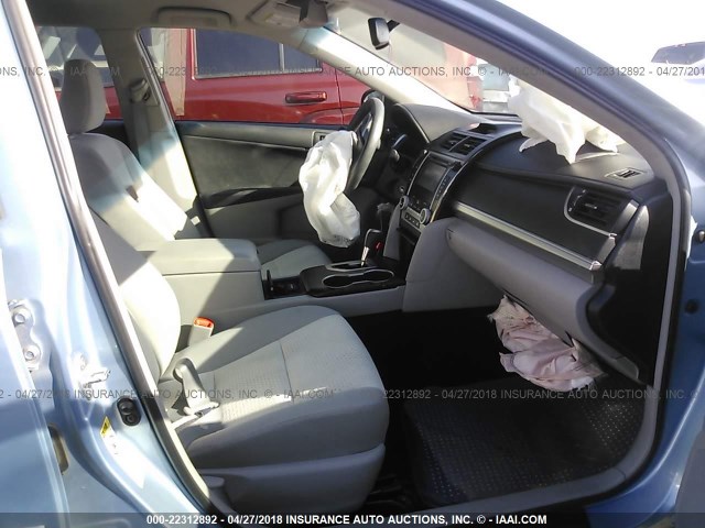 4T4BF1FK4CR166753 - 2012 TOYOTA CAMRY SE/LE/XLE Light Blue photo 5