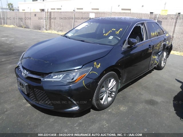 4T1BF1FK4FU952261 - 2015 TOYOTA CAMRY LE/XLE/SE/XSE მწვანე ფოტო 2