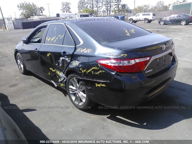 4T1BF1FK4FU952261 - 2015 TOYOTA CAMRY LE/XLE/SE/XSE მწვანე ფოტო 3