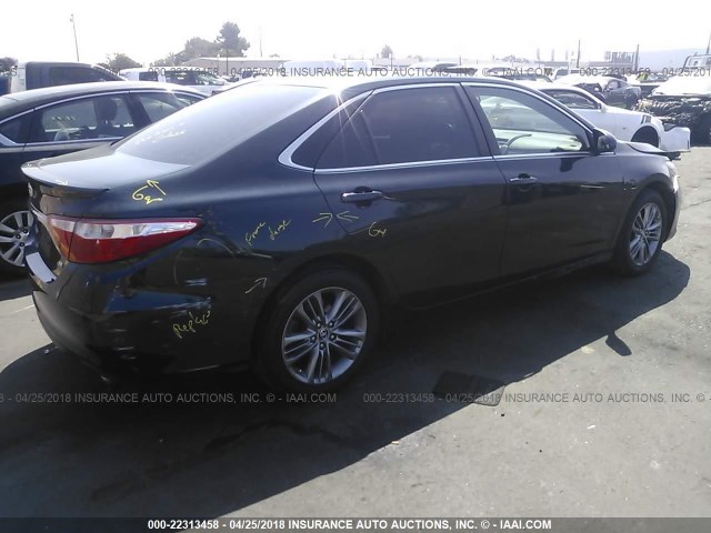 4T1BF1FK4FU952261 - 2015 TOYOTA CAMRY LE/XLE/SE/XSE მწვანე ფოტო 4