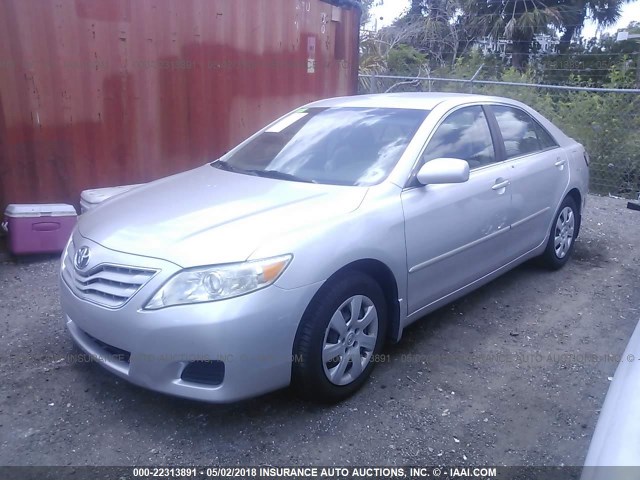 4T4BF3EK5AR035454 - 2010 TOYOTA CAMRY SE/LE/XLE SILVER photo 2