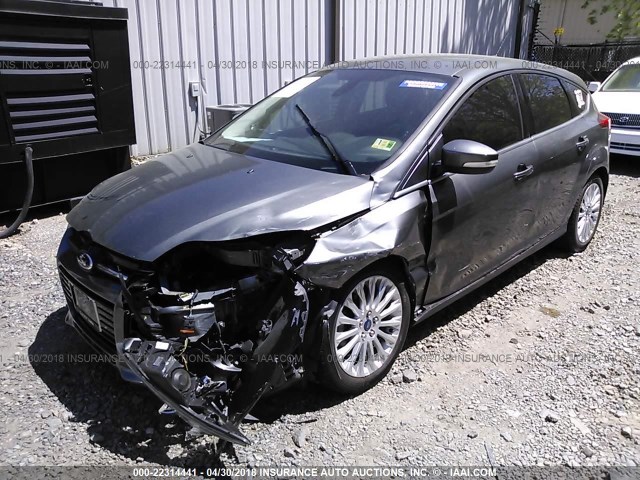 1FAHP3N2XCL356782 - 2012 FORD FOCUS TITANIUM GRAY photo 2