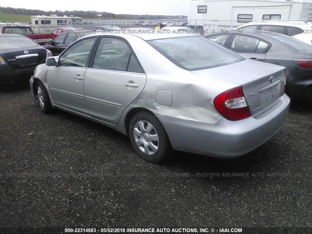 4T1BE32K42U080730 - 2002 TOYOTA CAMRY LE/XLE/SE ვერცხლისფერი ფოტო 3