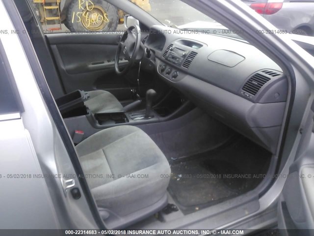 4T1BE32K42U080730 - 2002 TOYOTA CAMRY LE/XLE/SE ვერცხლისფერი ფოტო 5