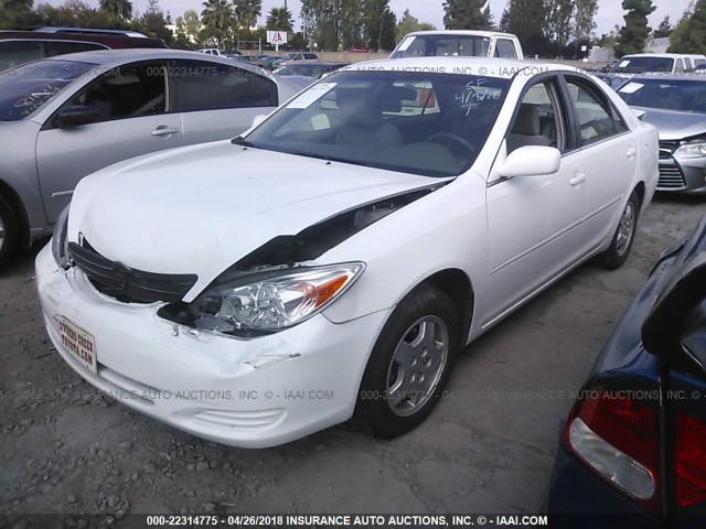 4T1BF30K42U007888 - 2002 TOYOTA CAMRY LE/XLE/SE WHITE photo 2