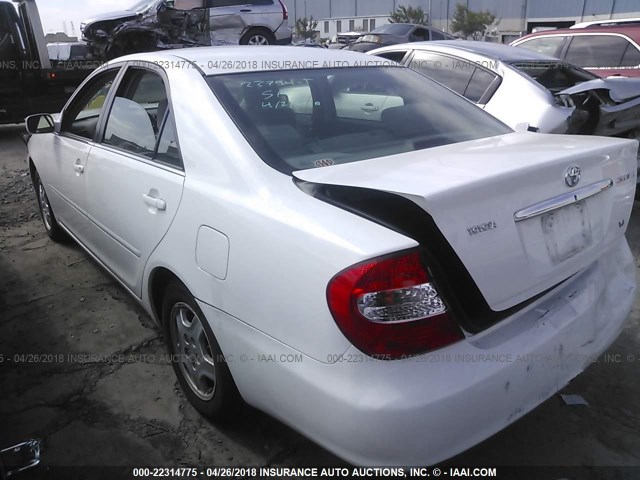 4T1BF30K42U007888 - 2002 TOYOTA CAMRY LE/XLE/SE WHITE photo 3