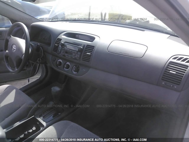 4T1BF30K42U007888 - 2002 TOYOTA CAMRY LE/XLE/SE WHITE photo 5