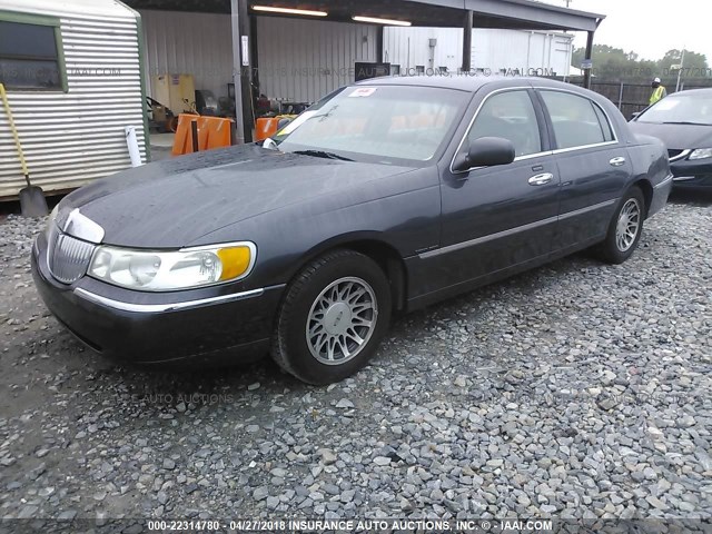 1LNHM82W0YY799892 - 2000 LINCOLN TOWN CAR SIGNATURE BLACK photo 2