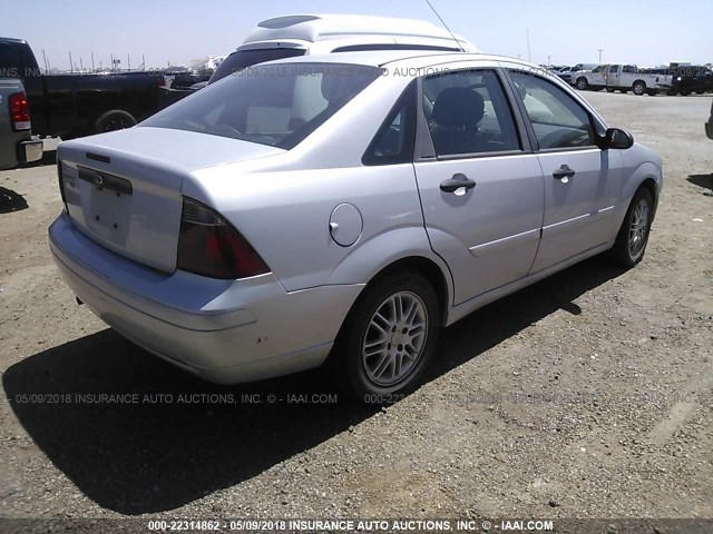 1FAFP34N27W251256 - 2007 FORD FOCUS ZX4/S/SE/SES SILVER photo 4