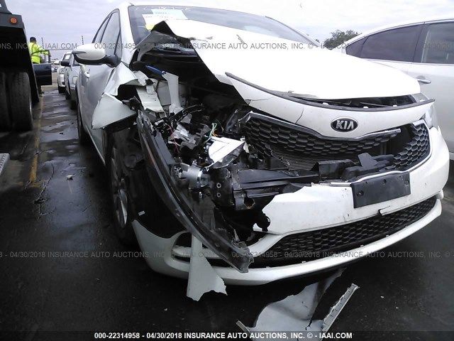 KNAFX4A65G5577357 - 2016 KIA FORTE LX WHITE photo 6