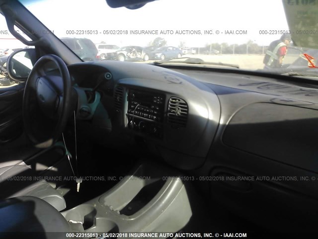 1FMRU15W52LA66541 - 2002 FORD EXPEDITION XLT 黑色 照片 5