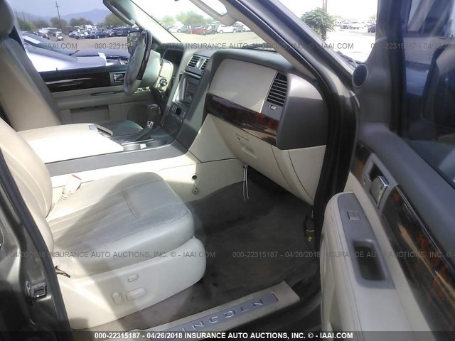 5LMFU28R44LJ19096 - 2004 LINCOLN NAVIGATOR BROWN photo 5