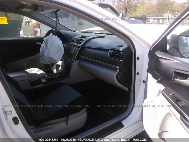 4T1BF1FK6CU117872 - 2012 TOYOTA CAMRY SE/LE/XLE 白色 照片 5