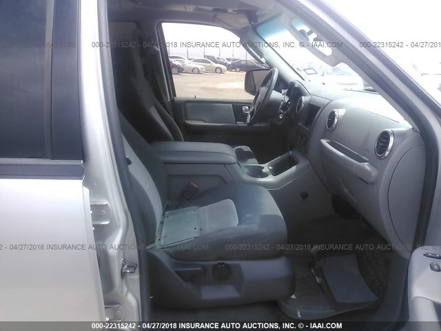 1FMRU15W24LA72347 - 2004 FORD EXPEDITION XLT SILVER photo 5