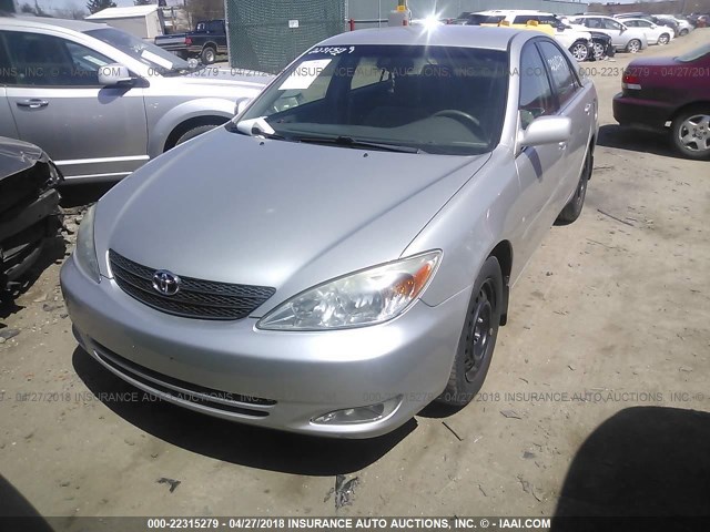 4T1BE32K33U246690 - 2003 TOYOTA CAMRY LE/XLE/SE SILVER photo 2