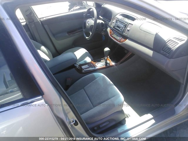 4T1BE32K33U246690 - 2003 TOYOTA CAMRY LE/XLE/SE SILVER photo 5