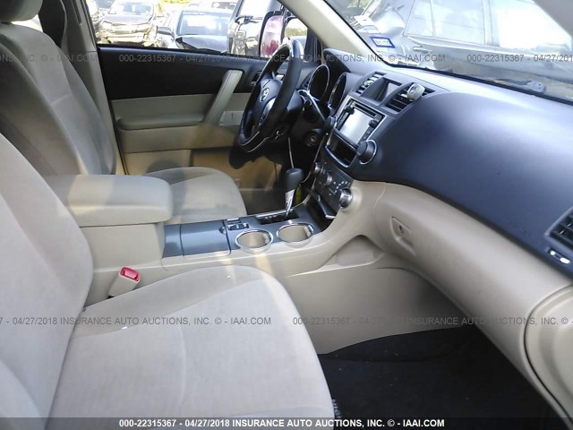 5TDZA3EH0DS034723 - 2013 TOYOTA HIGHLANDER PLUS WHITE photo 5