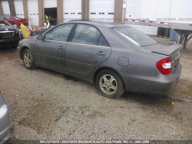 4T1BE32K13U662009 - 2003 TOYOTA CAMRY LE/XLE/SE ნაცრისფერი ფოტო 3