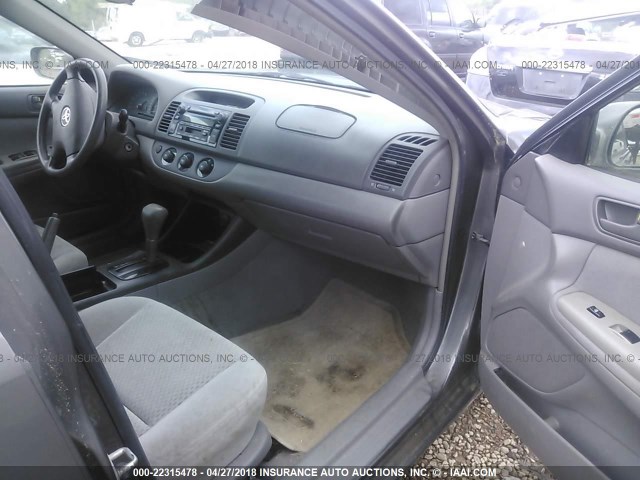4T1BE32K13U662009 - 2003 TOYOTA CAMRY LE/XLE/SE ნაცრისფერი ფოტო 5