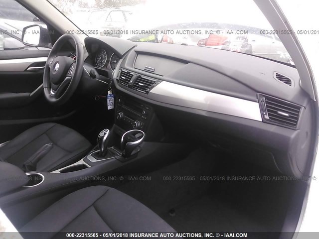 WBAVM1C56DVW45619 - 2013 BMW X1 SDRIVE28I WHITE photo 5